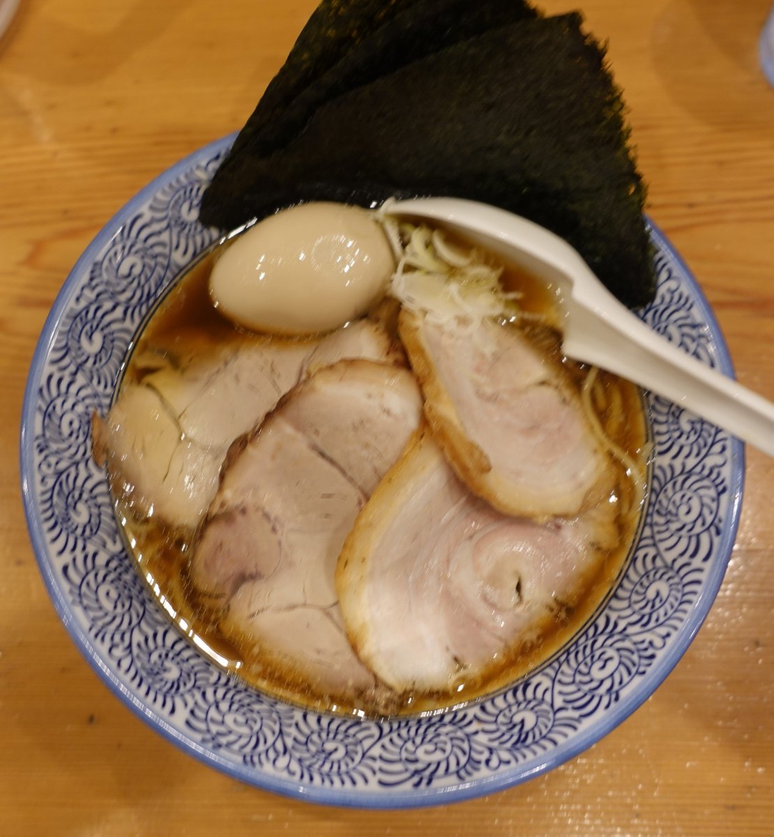soufu_info's tweet photo. 【更新】インスタグラムを更新しました。

特製中華そば（1,450円）│中華そば笑歩（綱島）
https://t.co/28vmmg4P0L
#Instagram
#食レポ
#ラーメン https://t.co/3lrSzx8kMW
