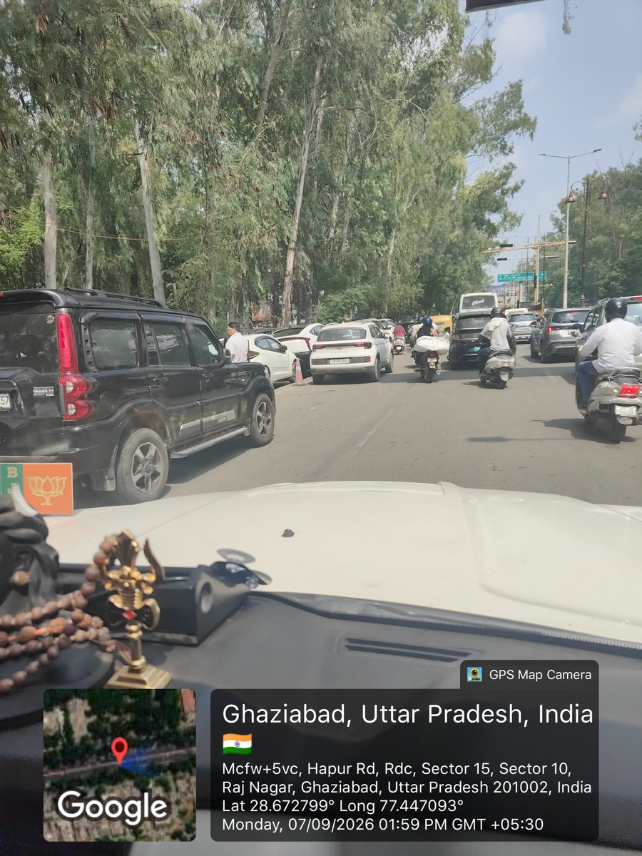 Ashupanditbjp's tweet photo. शहर के मुख्य मार्ग जिला कलेक्ट्रेट परिसर के बाहर सड़क पर दो-दो तीन-तीन लाइन लगाकर अवैध पार्किंग की वजह से सारा दिन जाम लगा रहता है दोपहर के समय स्थिति और भी विकट हो जाती है
@ghaziabadpolice @myogiadityanath @Gzbtrafficpol @myogioffice @dgpup https://t.co/dPvzjDikJ6