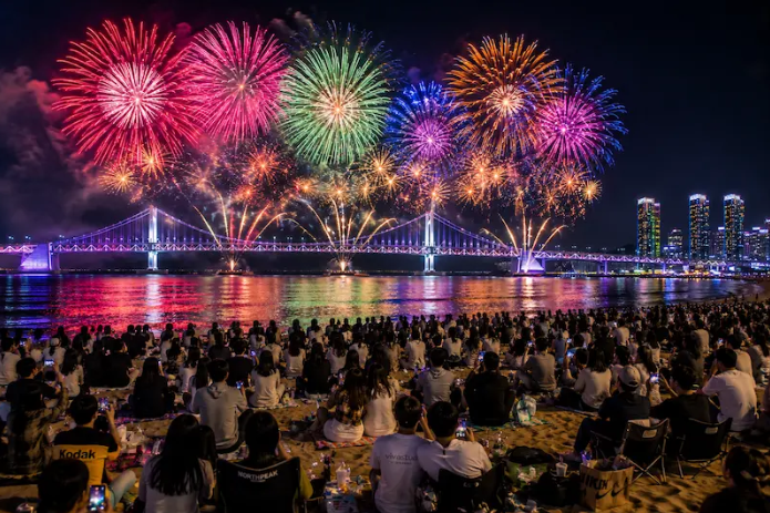 Aurora_5100's tweet photo. 못 봤다고 아쉬워 마세요.
가을 불꽃은 아직 남았습니다. 🎆

2026 전국 불꽃축제 일정
저장하고 여행 계획 잡으세요.

10.3~10.11｜공주·부여 백제문화제
개막·폐막 불꽃쇼 + 드론쇼

10.31｜여수 밤바다 불꽃축제
해상 불꽃 + 드론 라이트쇼

11.7｜제21회 부산불꽃축제
광안대교를 배경으로 펼쳐지는 불꽃쇼

11.20~11.22｜포항국제불빛축제
11.21 메인 국제불꽃쇼

서울은 끝났고, 이제 지방 대형 불꽃 시즌입니다. 
이번엔 어디 가시나요?

※ 날씨에 따라 변경될 수 있으니 당일 공지 확인
#불꽃축제 #가을축제 #부산불꽃축제 #여수밤바다