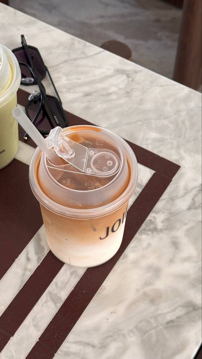 2002_xb's tweet photo. دخلت كوفي مع اختي عشان احتفل وادلع اختي واول مادخلت طلبت وطلعت أدور لي مكان فيني ضيقه وابي اطلع من نفس المكان الحمدلله الذي عافانا مما ابتلاه من ناحية المنظر والأصوات العاليه مع العلم الدور اللي أنا فيه بس بنات هو دورين يعني وربي اول ماستلمت طلعت السياره وشغلت لي تلاوات المعيقلي https://t.co/7281ToDxU7