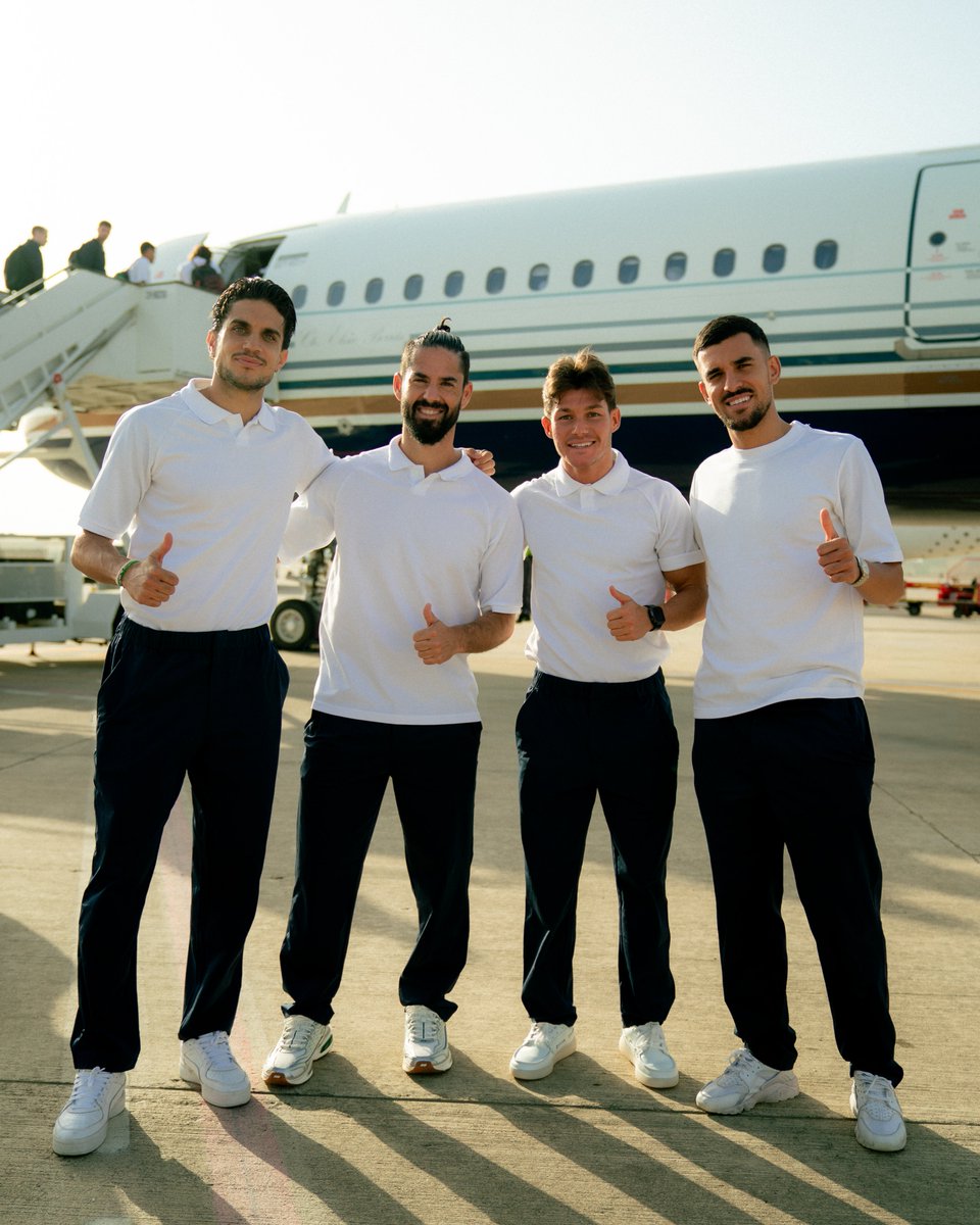 RealBetis's tweet photo. Embajadores de lujo antes de arrancar la Champions.

¡Iniciamos nuestro camino! 🏆 https://t.co/r8IYppneoO