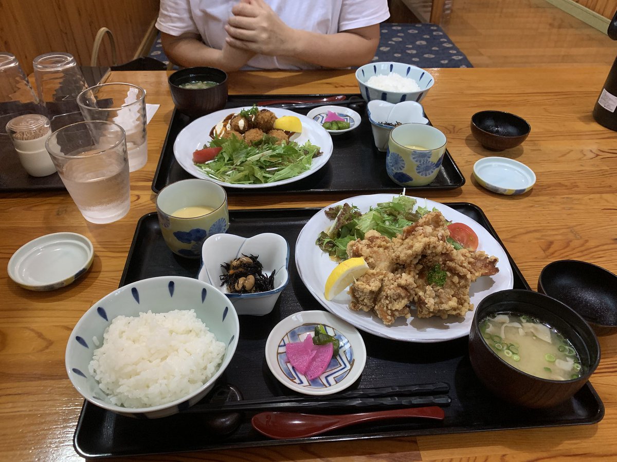 tksae862001's tweet photo. 昨夜は女房と外食しました🍱
枕崎市で９月から始まった、枕崎市キャッシュレスキャンペーンを使わない手は無く、お気に入り店 ゆう に行きました😃
ボリューム満点の唐揚げ定食、美味しかったです😋
９月は外食が多くなりそう🤲＃枕崎市 ＃お食事処ゆう ＃外食 https://t.co/fCfobc6t9W