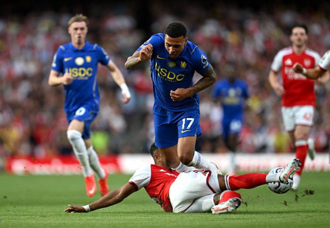 Sakaextra2's tweet photo. 🚨🗣️ Jamie Carragher hits back at Chelsea fans complaining that Arsenal are “too physical” and “cheating”:

“Honestly, what do Chelsea expect? Do they want Arsenal to play soft and let them walk through them? I remember when Chelsea used to bully Arsenal physically, impose themselves on games and get away with it.

But this is a different Arsenal now. Arteta has built a team that can fight, compete and stand up for themselves. You can’t complain about physicality just because Arsenal are no longer the soft team you were used to playing against.

Chelsea came expecting to bully Arsenal, but those days are gone. This is a different Arsenal, and they’re not backing down anymore.”