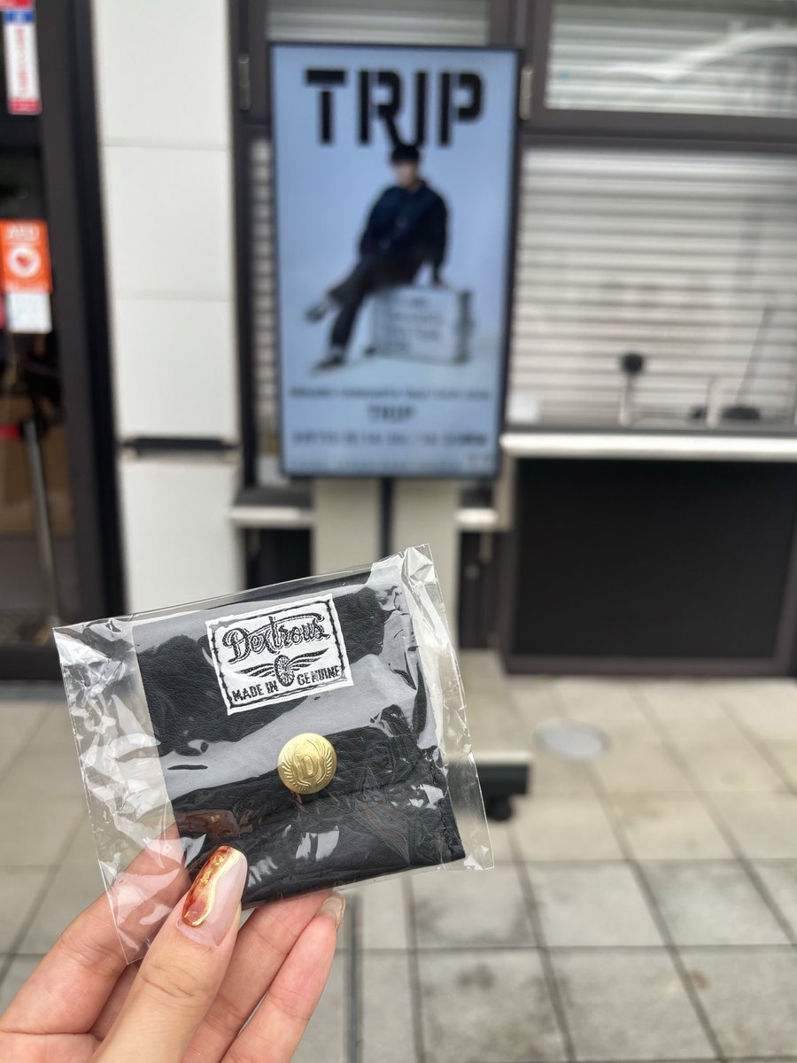 ya_chan312's tweet photo. TRIP参戦記念にと1回ガチャ回したら…

まさかのサイン入りがっ😳❤️
嬉し過ぎる😭！
最高の思い出になったよー😍

これも健ちゃんの手作りかな🤔？

＃山下健二郎
＃健ちゃん
#TRIP https://t.co/BVFz65a1hd