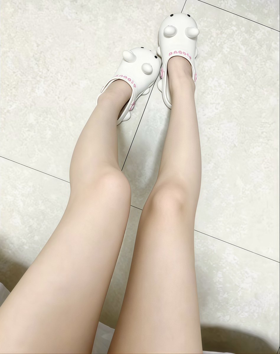 cldrmncncn1's tweet photo. 我姑娘这脚你们真下得去口吗？不会只在网上说说而已吧？ #母女 https://t.co/iEiu3Z6okw