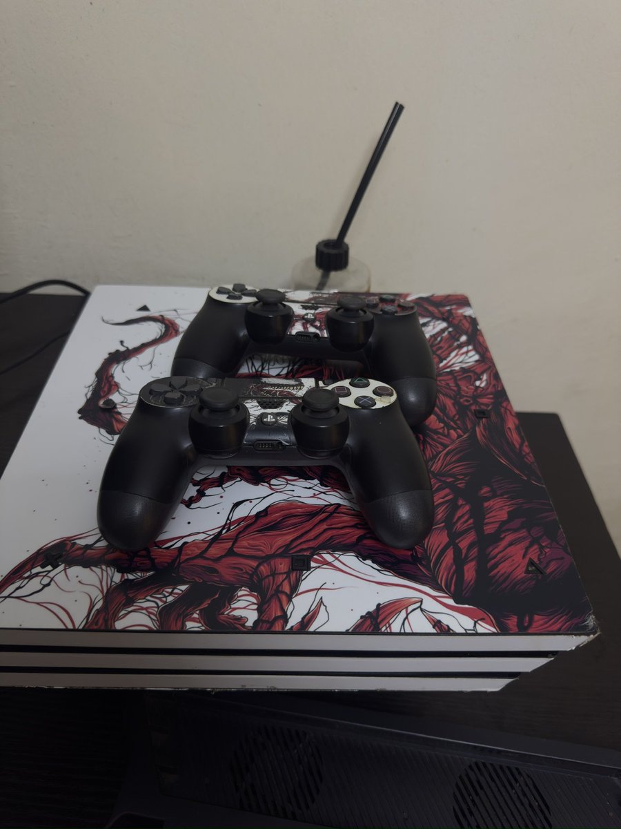 pabl0theEngine's tweet photo. my guy said he has outgrown his ps4 pro with 2 pads and a couple games so we're selling

280k https://t.co/AnFWL9vh65