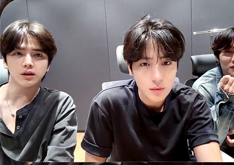 okmandooo's tweet photo. 아씨 낼모레 10년차 라이브 행색 ㅆㅅㅌㅊ https://t.co/9jALzsEH1v