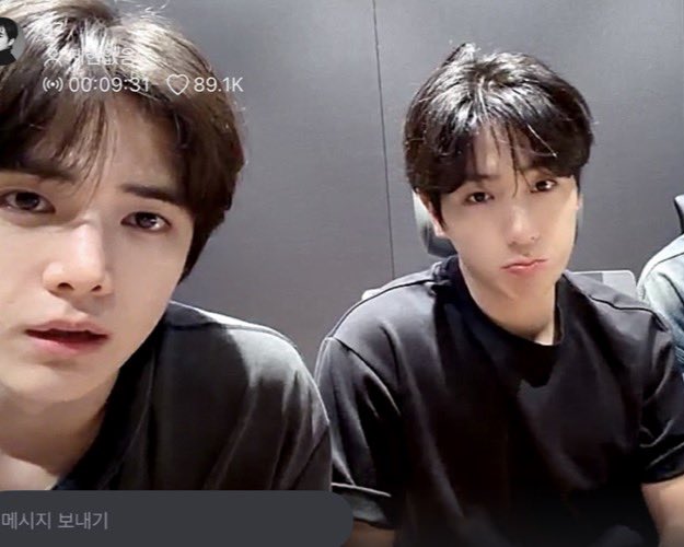 bbangroto's tweet photo. 현재: 직장인 분들은 몰래 보셔도 돼요 근데 학생은 안 돼요
영훈: 학생은 왜 안돼 보세요. 그냥. 칠판 옆 큰 화면으로 보세요. https://t.co/FVhCWUyJRK