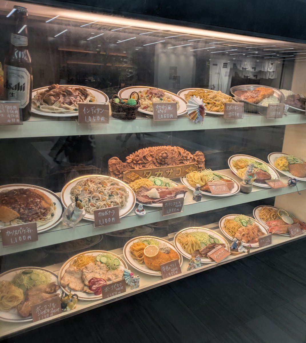 kadoya1's tweet photo. パレスサイドビル地下にあるカレーの店。常連さんが注文する「ジャポネ」やヒラメフライなど食べたい料理が沢山あるが最初は屋号に掲げるカレーを頂く。カツカレーとコンソメスープを注文。少し辛めのカレー。再開発の噂もあるが「何も聞いていません」との事。ピカピカじゃないけどいいお店だよ。 https://t.co/Icwj3QaIzj
