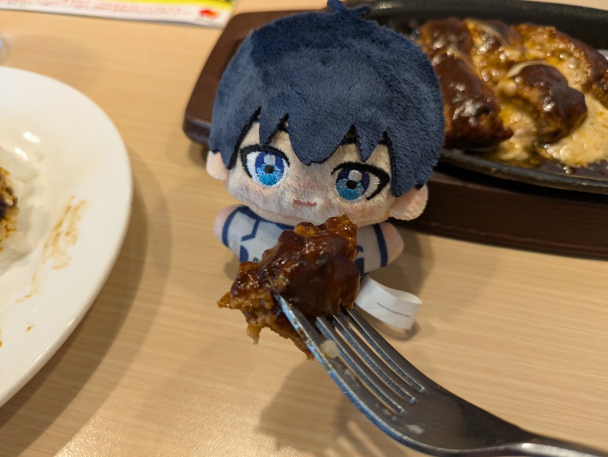 mi_nami2912's tweet photo. 電車止まってすることなくなったから潔にいっぱい餌付けしてきた😌
初めて四角くないきんつば買った笑 https://t.co/OtlxjYepS5