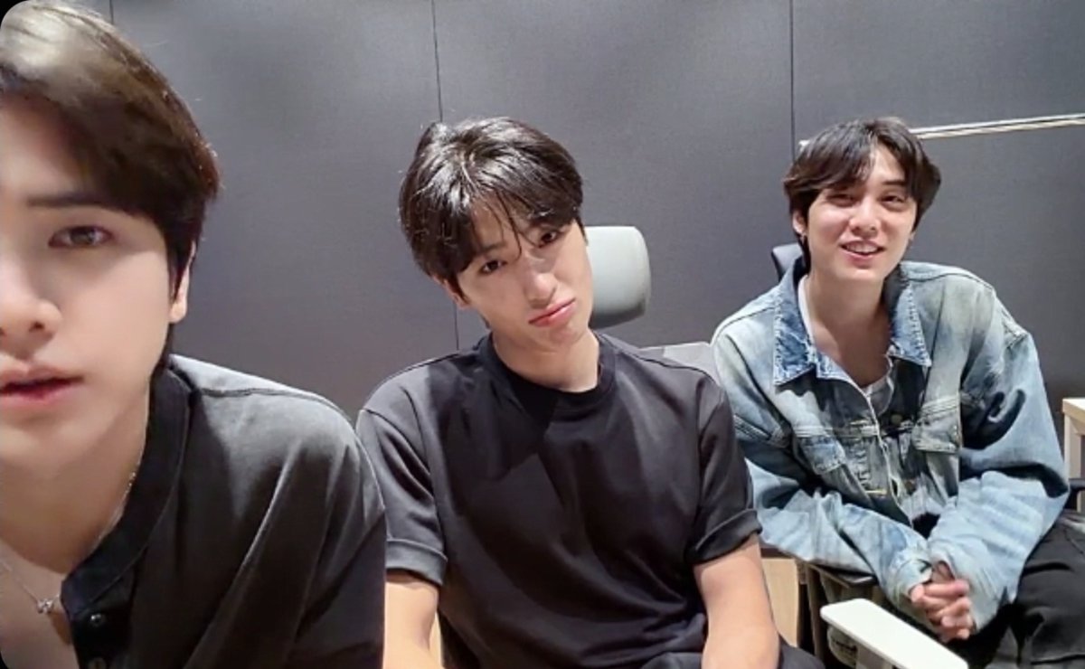 deobimom's tweet photo. #HYUNJAE #현재 #JACOB #제이콥 #YOUNGHOON #영훈 

they all said they haven't been working out much but they talked about the different things they're preparing for these days like jacob's practicing for thailand and hyunjae for his fanmeeting

and they also talked about the idol radio schedule and they said that they are still in the process of confirming some things for it ♡