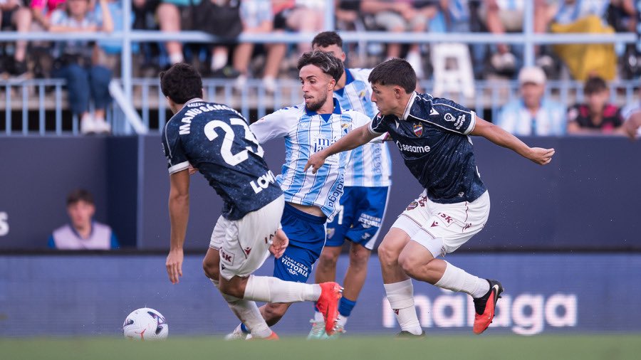 riivas20's tweet photo. 📊Algunos datos del Málaga CF en este inicio liguero:

👉🏼Es el equipo que más regates ha completado (52) después de Madrid (56) y Barça (63)
👉🏼8° equipo con mayor media de posesión (51,5)
👉🏼Es el equipo que menos centra (35)
👉🏼Es el segundo equipo que menos ha tirado a puerta (7), solo le supera el Getafe (4)

#MálagaCF