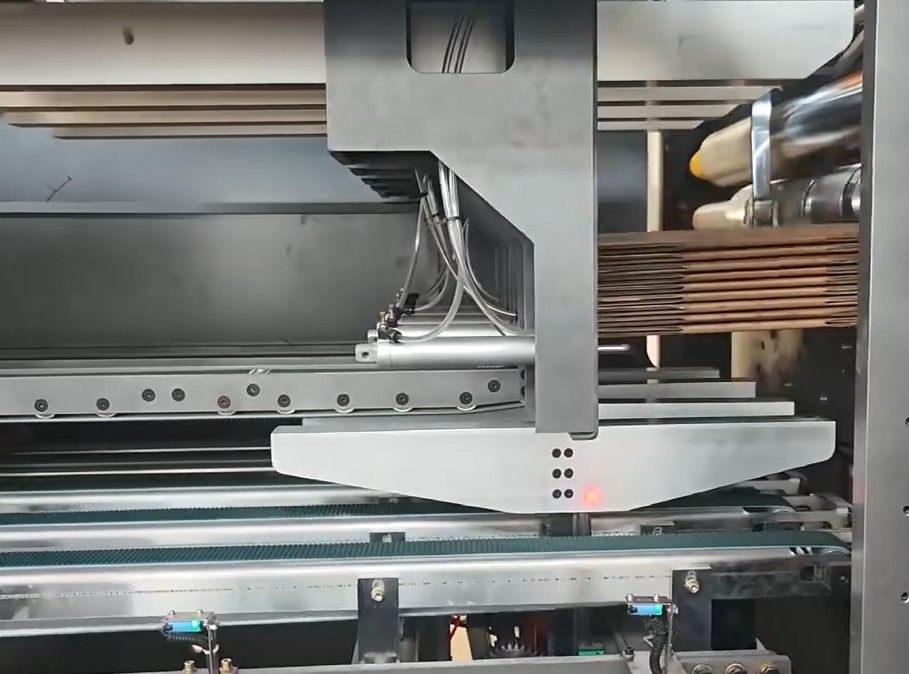 WEIBO2009's tweet photo. Auto carton folder gluer🏭 Automatic folding &amp; gluing, firm glue joints, stable operation for mass carton production.
#FolderGluer #PackagingMachinery #CorrugatedBox #CartonMaking
https://wb‑https://t.co/KO27WKnPTE https://t.co/UH7iYRSktD