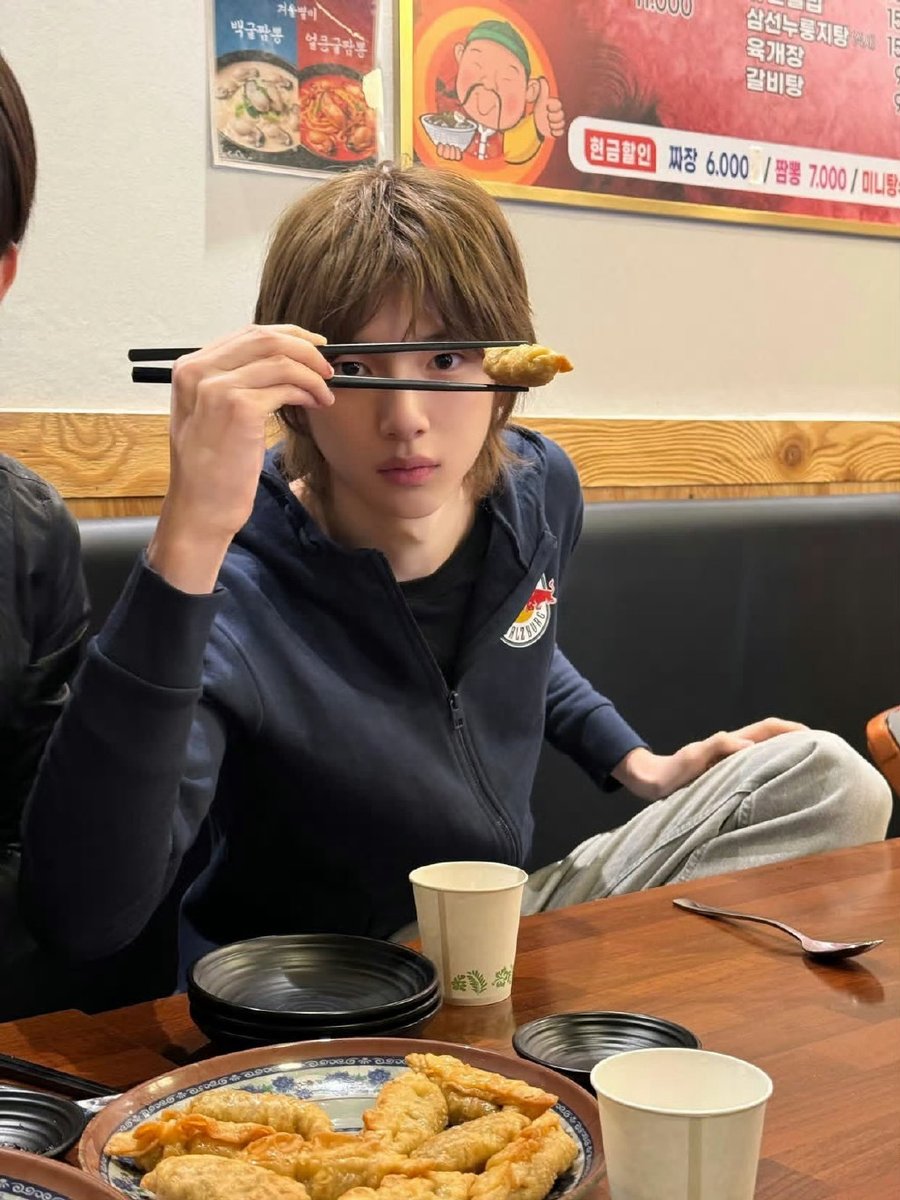 jocex506791's tweet photo. Just stole the last bite of your fries + got a forehead kiss in return. Perfect Wednesday https://t.co/F7yFY1YdJh