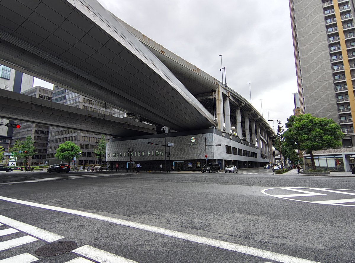 VPIbflbSdnuQKaw's tweet photo. 【大阪乗っ取りのリアル】もう手遅れと言えるだろう。商人の町大阪の象徴ともいえる船場センタービル。本町から堺筋本町までの東西約1kmにわたり1〜10号館までが連なり、約800の店舗が入る巨大なショッピングセンター。卸売りが多いので一般はそんなに行かない感じですが。今日、仕事の帰りに馴染みの店主を訪ねた。兼ねてより中華による買収が進んでいる話は聞いていた(店舗はテナントではなく分譲)。そして現在。既に、3割の店舗が中華系に買われてしまったとのこと。そして問題は、日本人店主の危機感のなさ。この危機感を伝えても、全く響かないとのこと。
今はまだ管理組合は日本人により運営されている。が、管理組合に入って来られたら、50年の歴史を誇るこの街は、完全に乗���取られる。こんな大規模商店街が。