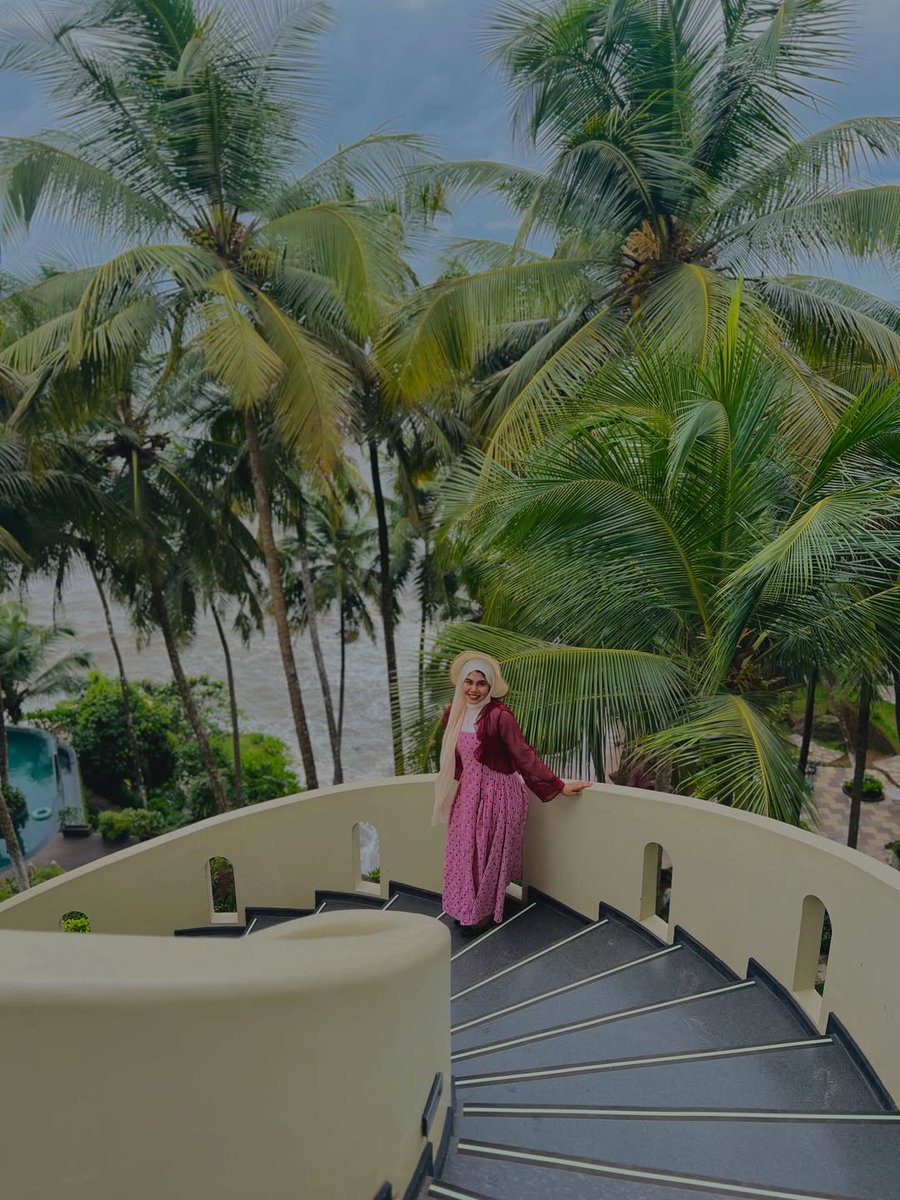 GeorgiannRx4's tweet photo. I followed the sound of the waves and found my peace waiting. @seascapekannur https://t.co/RDCdn2uOSg