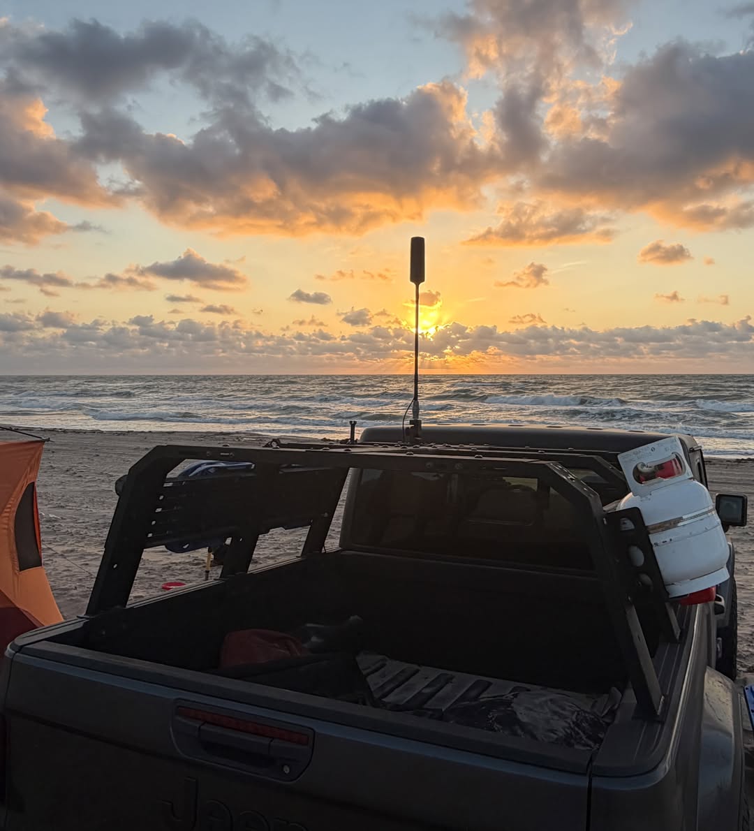 PameliaDoung's tweet photo. Sunset views hit different when your signal keeps up. From coastal drives to off-road escapes, staying connected means sharing the view before the sun goes down. https://t.co/eMbdLRfzRg