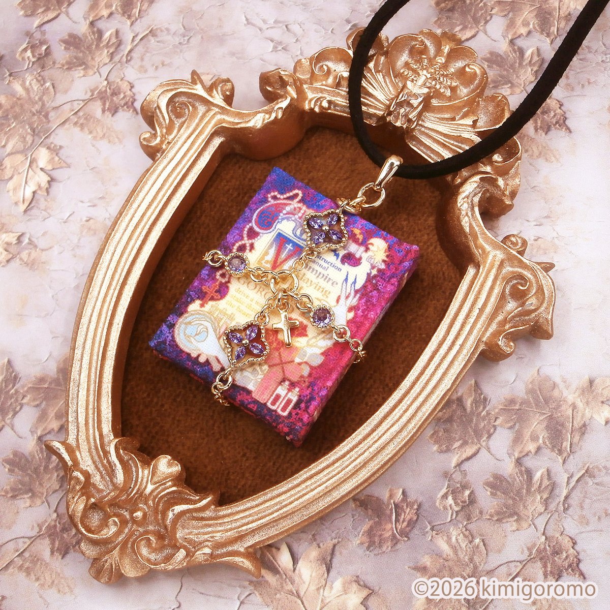Arundel_shop's tweet photo. （通販UP）本日は〈占い学〉君衣先生より、人気の「魔法書ペンダント」の一部を通販でもご用意しました📖✨
『マザー・シプトンの恋占い』『カカベルの抱くテトラビブロス』や、最新作『吸血鬼退治キット取扱説明書』など計7冊をUP☆
占い学・天文学の生徒さんは必読です！ https://t.co/m42yaB3cdc