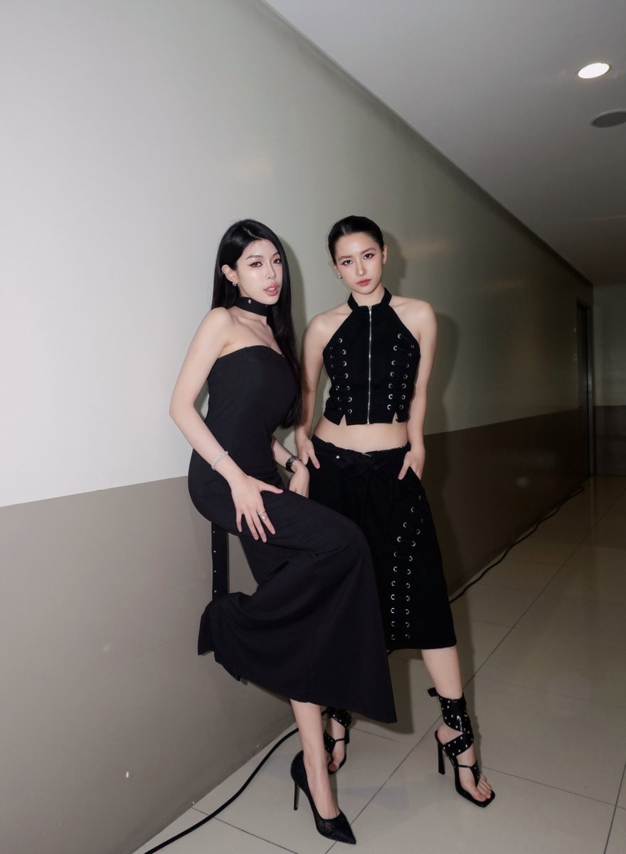 around_ent's tweet photo. “ออม-โฟค” แท็กทีม “เซน-แพท” บุกยึดหัวใจแฟนๆ 2 งานรวด

#FandomFest
#MNLFW2026xORMFOLK
#MNLFW2026xZENPAT
#MNLFashionWeek2026

4 สาว ”ออมสิน-โฟค-เซน-แพท“ ซีรีส์ “Love Bound รักนี้ตีตรา“ จากค่ายกองทัพโปรดักชั่น บินลัดฟัาเข้าร่วมงาน Manila Fashion Week 2026 ของแบรนด์ “ANTONINA” และงานFANDOM FEST 2026 AT Activity Center, Ayala Malls Feliz ในวันที่ 5 กันยายน ที่ผ่านมา ณ ประเทศฟิลิปปินส์ งานนี้แฟนๆแห่มาร่วมให้กำลังใจทั้ง 4 สาวแบบอบอุ่นตลอดทั้ง 2 กิจกรรมทำเอาสาวๆปลื้มใจกันแบบสุดๆ