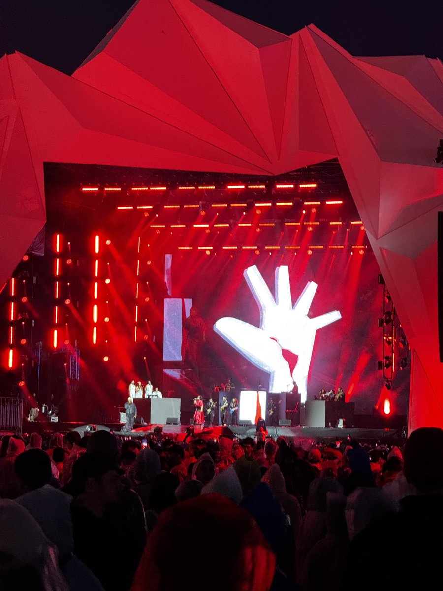 MateusBuzzo's tweet photo. Rock in Rio dump: rain, friends, chaos, music and Britney ❤️

#rockinrio #rio #rj https://t.co/s1CoM3Fonf