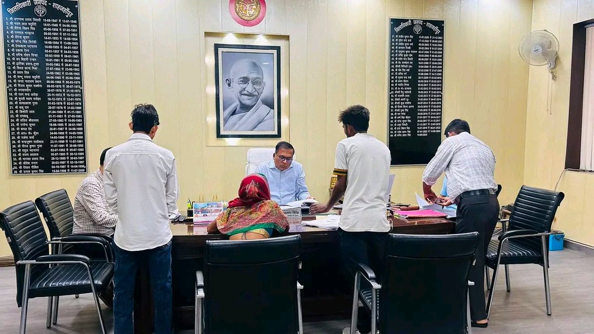dmupsha's tweet photo. आज कलेक्ट्रेट में आयोजित जनता दर्शन के दौरान जनसामान्य की शिकायतों एवं समस्याओं को सुना। प्राप्त सभी शिकायतों के समयबद्ध निस्तारण सुनिश्चित करने के निर्देश संबंधित अधिकारियों को दिए। गंभीर प्रकरणों में वर्चुअल माध्यम से जुड़े अधिकारियों को तत्काल आवश्यक कार्रवाई के निर्देश दिए। https://t.co/JqVi64O0vP