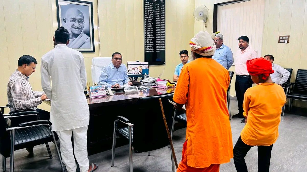 dmupsha's tweet photo. आज कलेक्ट्रेट में आयोजित जनता दर्शन के दौरान जनसामान्य की शिकायतों एवं समस्याओं को सुना। प्राप्त सभी शिकायतों के समयबद्ध निस्तारण सुनिश्चित करने के निर्देश संबंधित अधिकारियों को दिए। गंभीर प्रकरणों में वर्चुअल माध्यम से जुड़े अधिकारियों को तत्काल आवश्यक कार्रवाई के निर्देश दिए। https://t.co/JqVi64O0vP