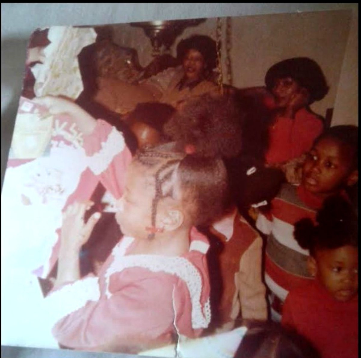 IAMJamena's tweet photo. #IRemeberWaybackWhen...⏪💭🏵️🏵️🌿🏵️🏵️
...My Mother was My Hairdresser👧🏾&Stylist🎀
⏪1970s⏪
#jaMEna💫 https://t.co/gYV3UtKPgw