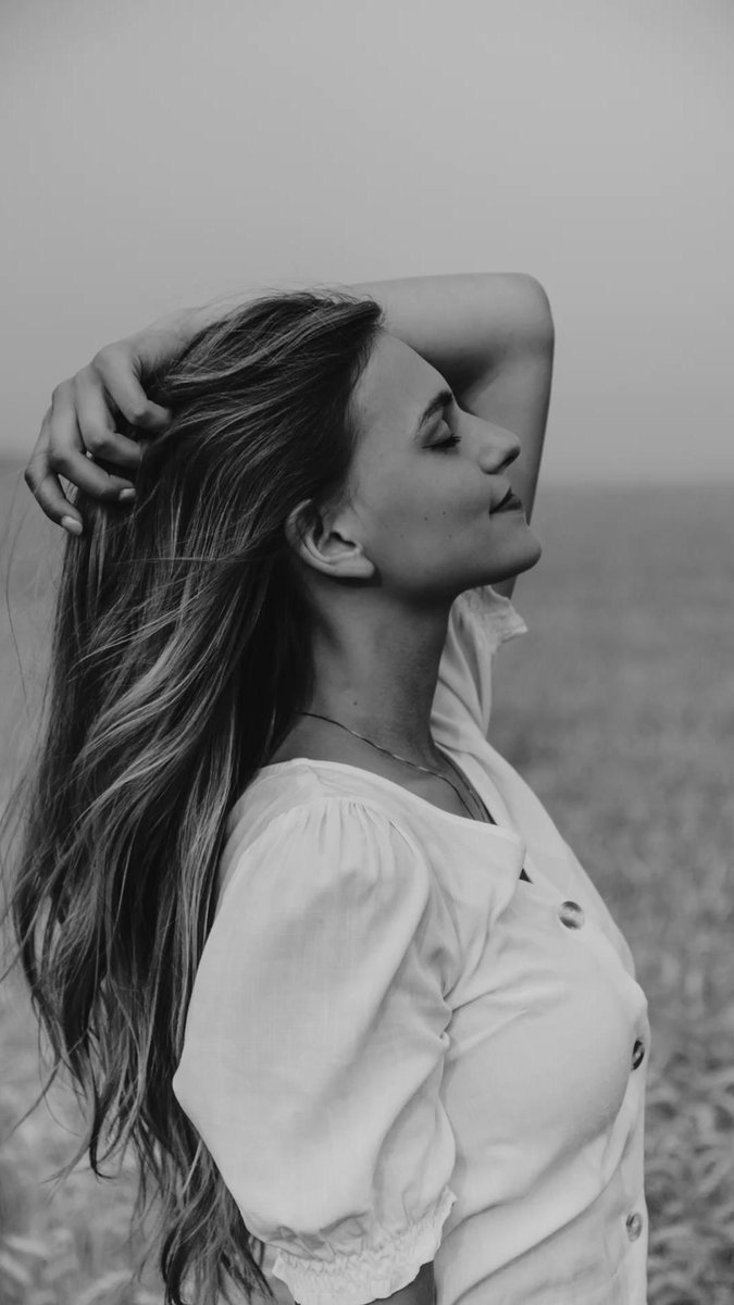 HarperAndeghu's tweet photo. DTebating how longShe things you mention once
Ahe awkwardly writes in her notes
Snd softly looks at your eyes in empty ones
Bhe searches for you in crowded rooms
Ilushes at the sight of your breathtaking face
In every possible universe
'm certain that every single version of me https://t.co/qqYnvyic1f