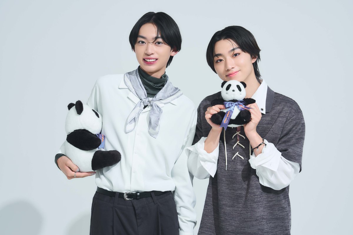 anan_mag's tweet photo. 本日発売の #anan 2511号モテコスメ特集に #Lienel #近藤駿太 さん&amp; #森田璃空 さんの #しゅんりく コンビが登場！　秋冬のケアに取り入れたいコスメをお試し&amp;笑いの絶えない対談に！　誌面にはあの曲のポーズも？　 二人のLOVE美容トークとともにお見逃しなく💙🐼🩷 @Lienel_official @shuntakondo_ https://t.co/bhvsoiS4l0