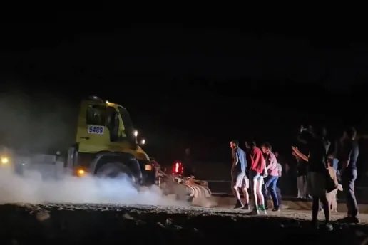 ToplumsalMht145's tweet photo. Mansur Yavaş'ın Melih Gökçek'ten devraldığı "ODTÜ Rant Yolu" kime yarayacak?

Mansur Yavaş'ın uğruna ODTÜ'lü öğrecilerin üzerine iş makineleri sürdürdüğü, toplam 228 milyar lirayı geçen rant projesini inceliyoruz.

📌AKP Batman Milletvekili Ferhat Nasıroğlu’nun şirketi Fernas’ın inşa ettiği Zan Towers: Projenin rantı 7 milyar lira.

📌AKP Ankara Milletvekili Asuman Erdoğan’ın eşi Fatih Erdoğan’ın şirketi Pasifik Holding’in Taşpınar/Pasifik rezidans projesi: Projenin rantı 21.5 milyar lira.

📌AKP'den aldığı ihalelerle büyüyen Akfen Holding’e bağlı Akfen İnşaat’ın İncek Loft ve Bulvar Loft rezidansları: Toplam rant 57 milyar lira.

📌İki dönem AKP’den milletvekili aday adayı olan Orhan Ünsal'ın şirketi Ünsal Group’un Jewel İncek Projesi: Rantı 26.6 milyar lira.

📌Yönetim kurulunda AKP kurucularının da yer aldığı SİNPAŞ GYO'nun 4 ayrı rezidans projesi bulunuyor: Toplam rant 28.5 milyar lira.

(Nisanur Yıldırım)