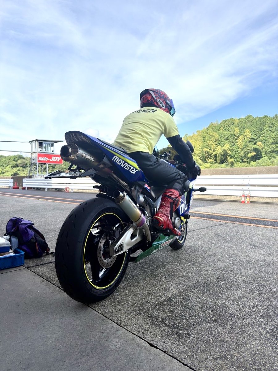 punch_kobe's tweet photo. ゆめフワ走行会皆さま、お疲れ様でした♪ 分かりやすく黄色Tを着て走ってました🛵💨　まだまだ未熟者ですがツイン1分4秒を目指して気合い入れていきます🔥
#ゆめフワ走行会
#モビスターロクダボモリワキゼロマフラー

#中原未海選手にぶち抜かれてファンになりました😍 https://t.co/SjxuuXcmXK