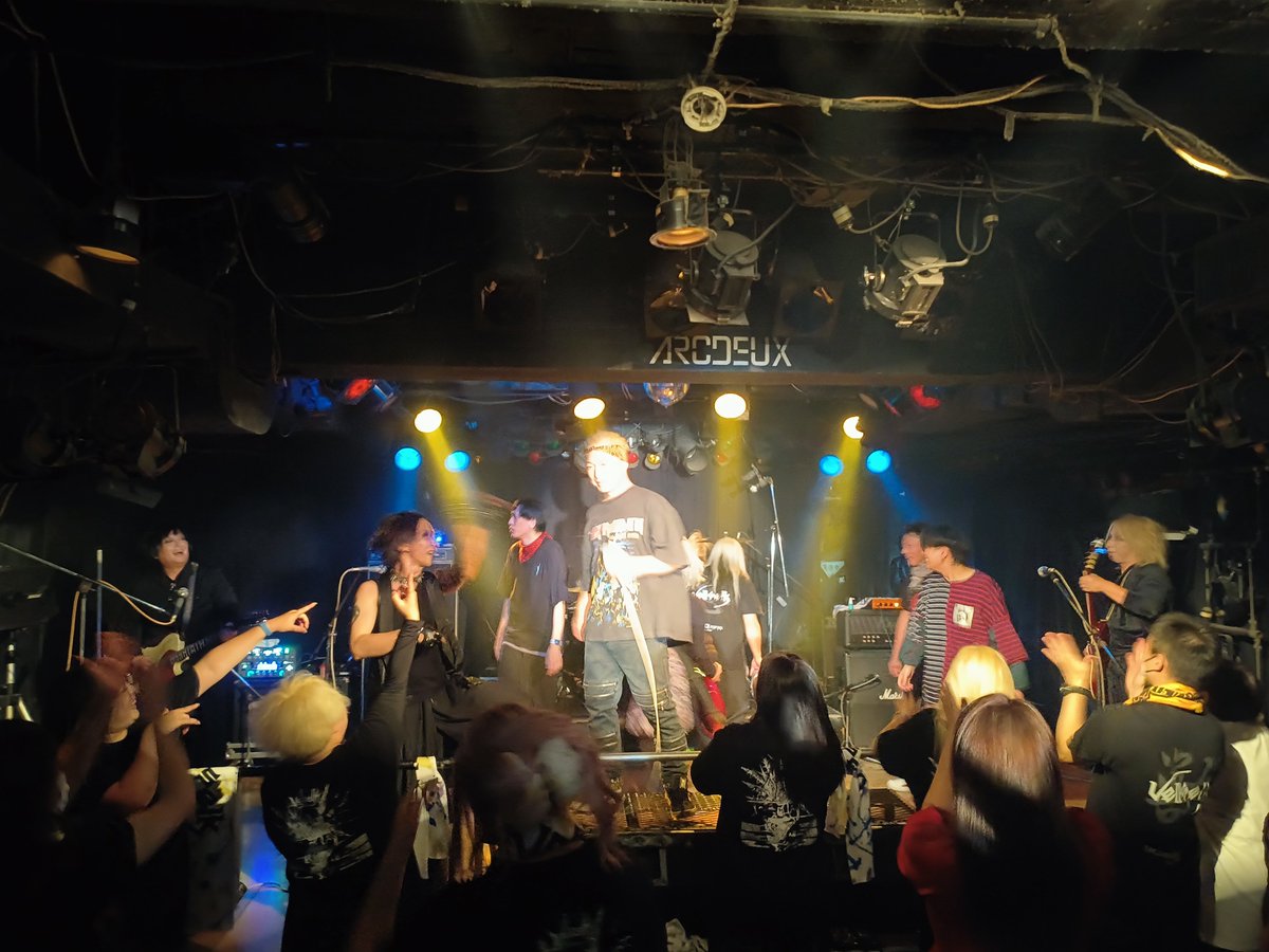 orienta_lism's tweet photo. １曲目の「Scream lullaby」でポロっと涙が出て自分が吃驚した🤣
特に何かあったわけでもなく…。

ご存知の通りKENZOさんの声が好き過ぎる私💧

今回は広島でVellselkを
一緒参戦していたコと
参戦出来て幸せでした♡

JACKメンバーの乱入も感慨深かったな。 https://t.co/XSPIcVTV9r