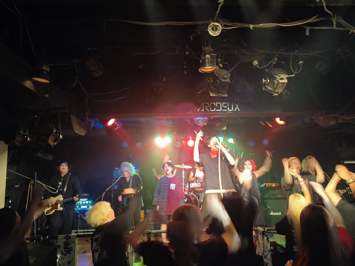 orienta_lism's tweet photo. １曲目の「Scream lullaby」でポロっと涙が出て自分が吃驚した🤣
特に何かあったわけでもなく…。

ご存知の通りKENZOさんの声が好き過ぎる私💧

今回は広島でVellselkを
一緒参戦していたコと
参戦出来て幸せでした♡

JACKメンバーの乱入も感慨深かったな。 https://t.co/XSPIcVTV9r