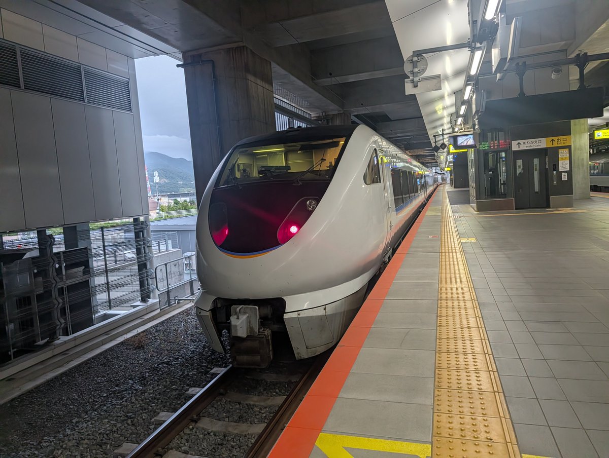 fh44187083's tweet photo. 久しぶりに特急しらさぎのグリーン車に 683系なのでリニューアルされてて 以前の683系よりは格段に快適に 
289系が前の座席なんだけどね https://t.co/deI8wH9Lne