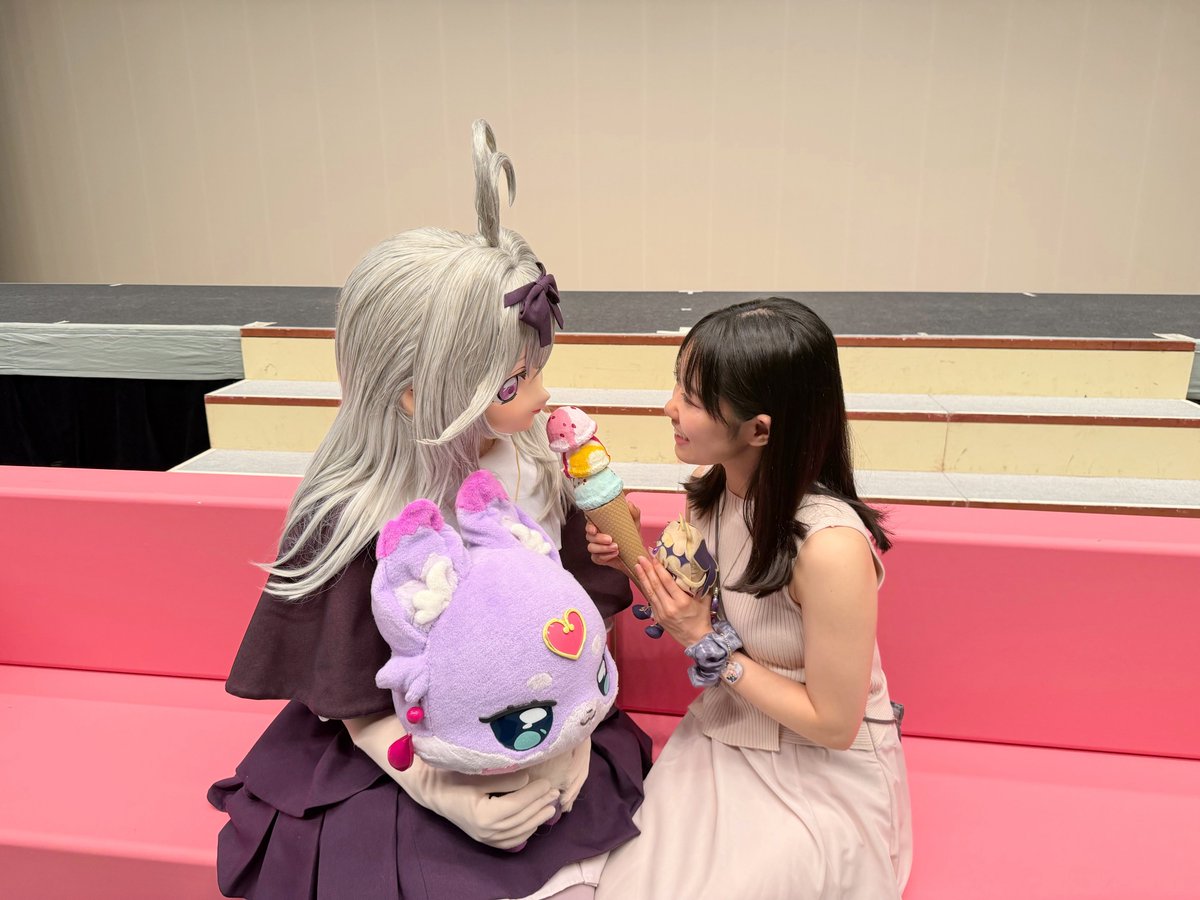 naobou_official's tweet photo. 名探偵プリキュア！
ドリームステージ♪

先日、千賀光莉ちゃん長谷川育美ちゃんと行ってきました✨
プリキュアのキラキラかっこいい姿と、お子さんたちの頑張れ～！の声にみんなで号泣🥲

るるかにアイスあげたら……
まさかのほっぺつん！らぶ😳🫶（東山奈央）

#precure #プリキュア #たんプリ https://t.co/bfSUUcuPcg