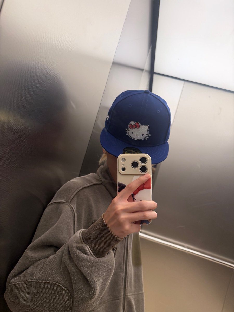 offshts's tweet photo. 헬로링티 폰케이스에 짱구도 있네?! https://t.co/6w4cu1V481