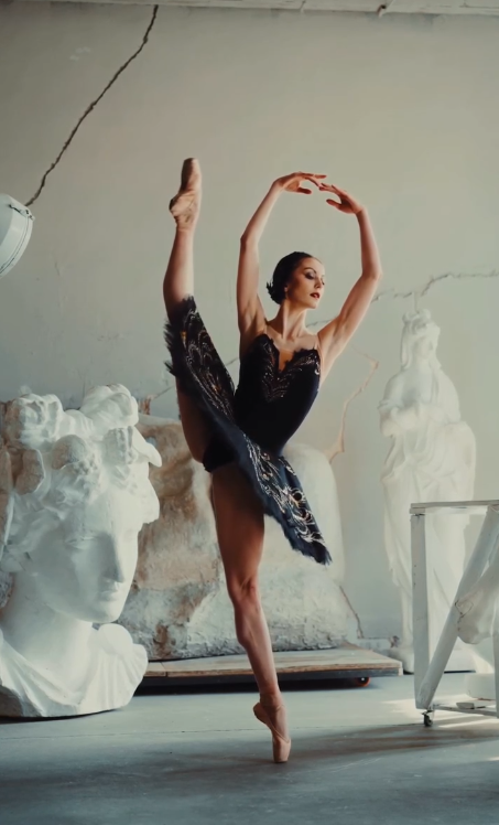 JungKook941892's tweet photo. 🩰Super Slow Motion Ballet Pose with ballet dancer - @leathoms shot with a Sony 7R V - 55mm Zeiss Lens.
@ levente_ph https://t.co/cT1fdvzbta