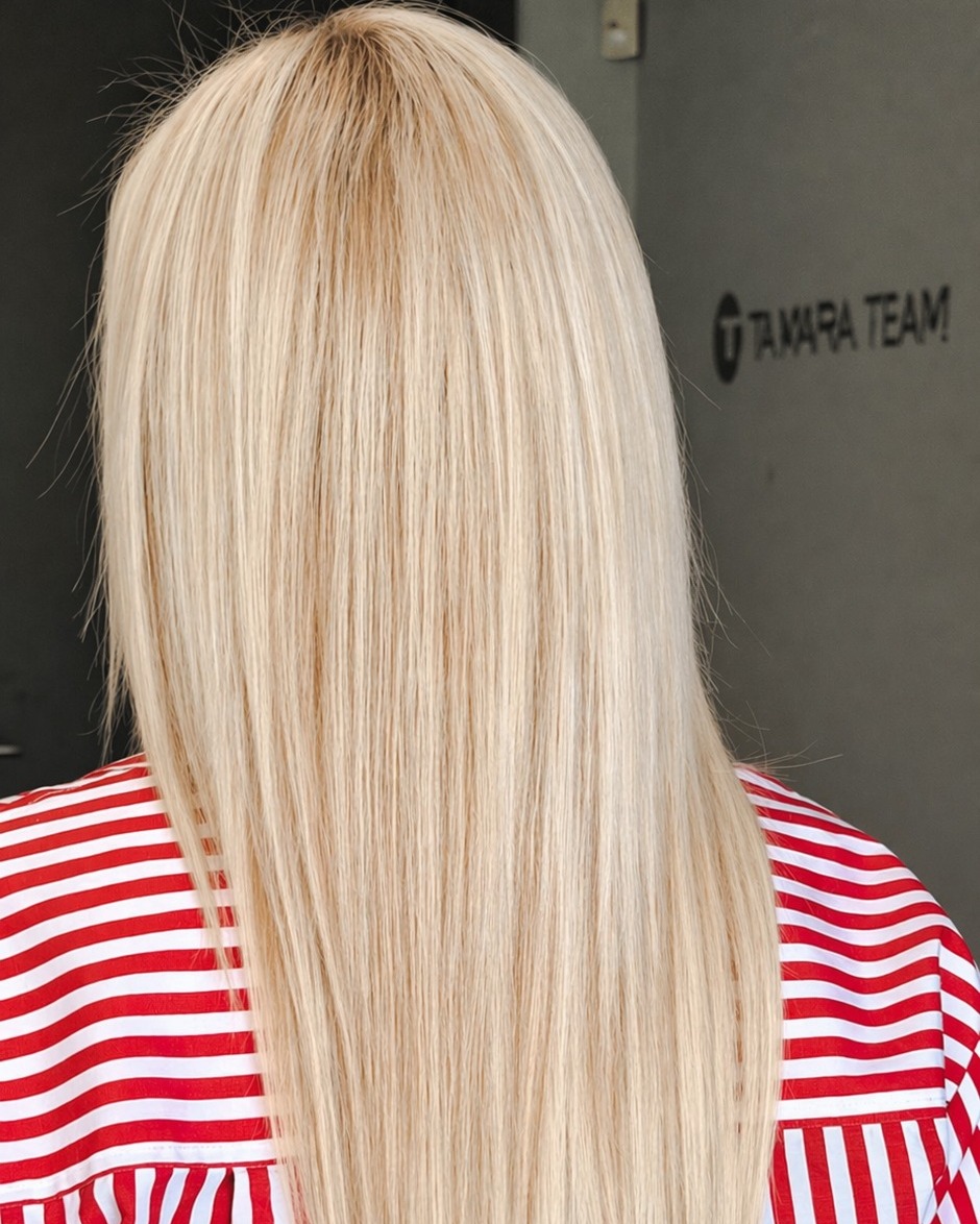 assoonn's tweet photo. Jagodna pomlad: osvežili smo blond odtenek na podaljških in uredili konice za svež, negovan videz. Blond lasje čudovito zaživijo v kombinaciji z živahnimi spomladanskimi toni. https://t.co/gJPBJUC6wH