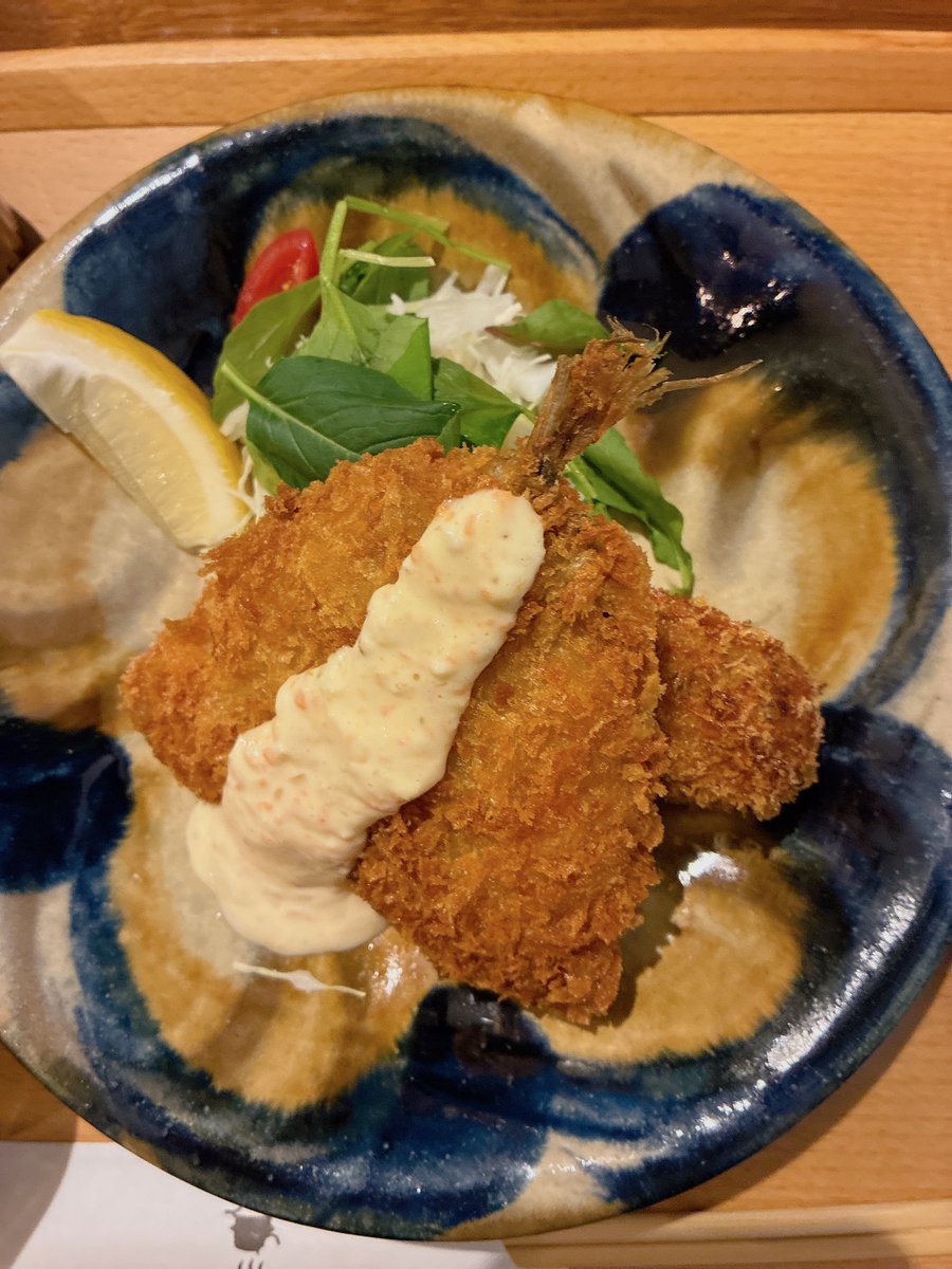 enseimeshi's tweet photo. 【谷町六丁目/松屋町】大阪
橋の湯食堂

古い建物を利用した複合施設にあるアジフライが看板メニューの人気店です。松浦港のアジフライと肉じゃがコロッケのミックスフライにしました。小鉢や漬物も自家製、お米は五部米、近隣の有名昆布店の出汁を使っている地元密着かつ丁寧さを感じるお料理です。 https://t.co/jnk61Aj7yp