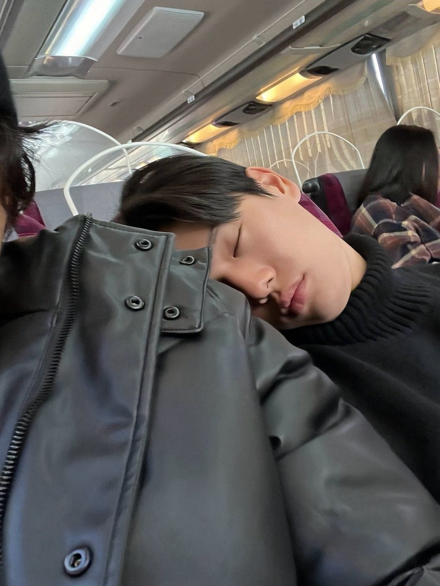 phuunarv's tweet photo. phuwin's favorite personal pillow>>> https://t.co/bvVQ3xXZ61