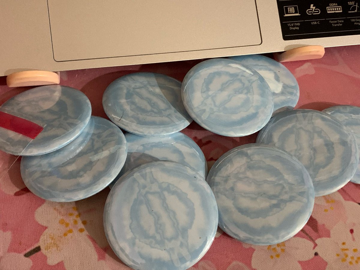 ashiechaechae's tweet photo. button pins muna🩵 https://t.co/q1u3RaMPIL