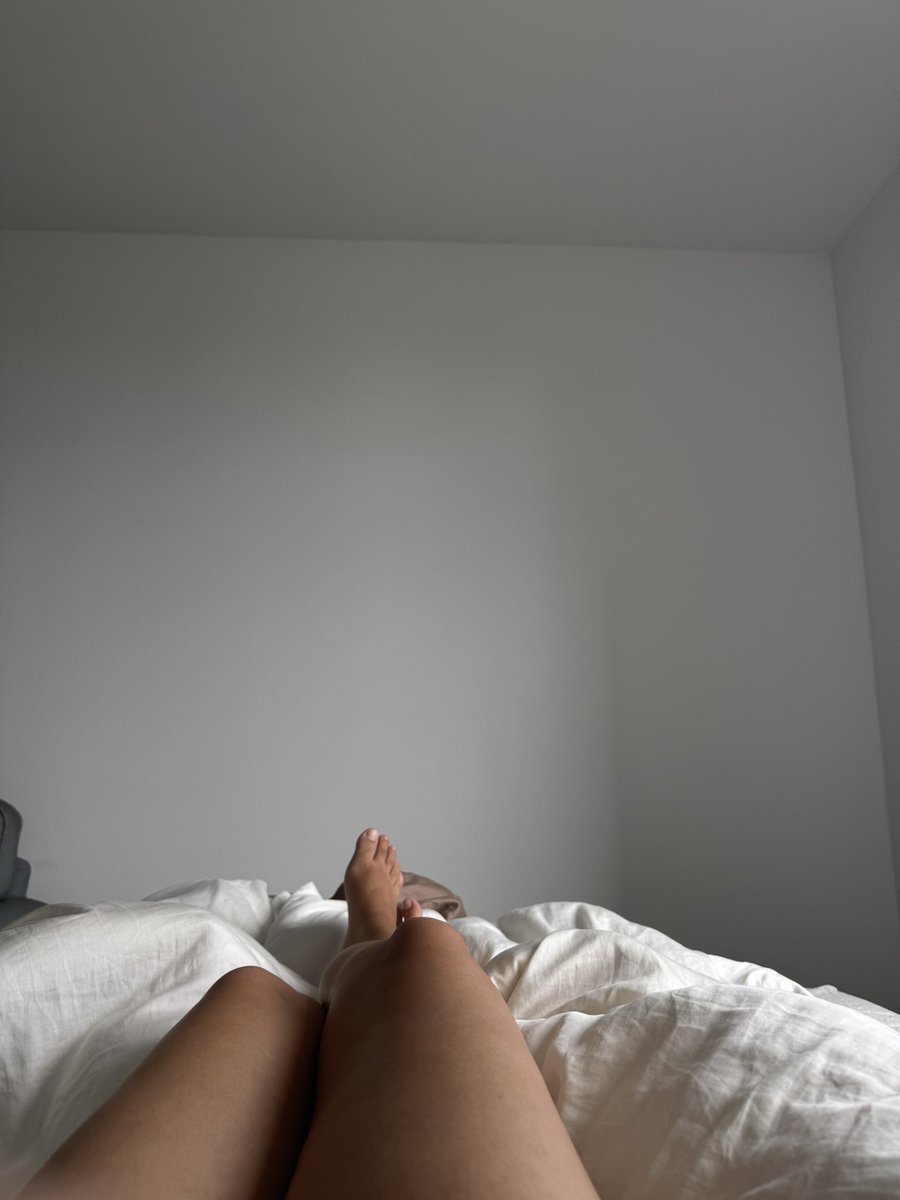 PrincesseSxnny's tweet photo. bonjour les chiens, commençons bien la semaine en me faisant un virement ! 💰

#soumis #moneyslave #moneyslaves #moneyslavefr #findom #feetfetish #feet https://t.co/21TI6Er3JU