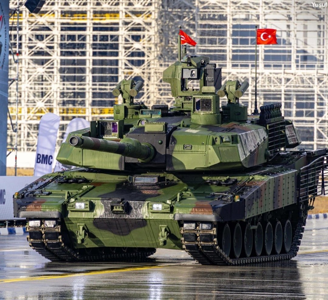 ogzhn_uyg's tweet photo. Tosyalı Holding, BMC ve Togg Yönetim Kurulu Başkanı Fuat Tosyalı:

Altay tankımızı bu coğrafya özelliklerine göre ürettik ve çevremizdeki bütün dost ülkeler Altay istiyor.

Hayal edebileceğinizden çok daha yüksek kabiliyetlere sahip mükemmel bir araç üretiyoruz. https://t.co/WlF7lTTwpb
