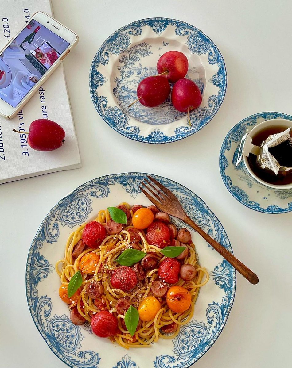 AzraOzerfx7z's tweet photo. Quick and cozy weekday lunch: homemade tomato pasta with a sprinkle of basil, warm and hits the spot perfectly. https://t.co/2aLnHLrOHJ