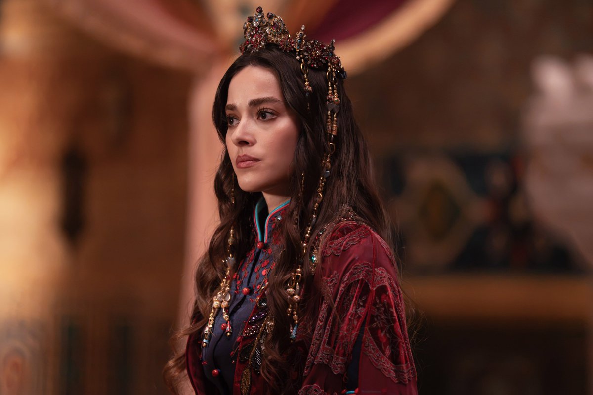 beklenenkral's tweet photo. Sezonun en çok konuşulacak yapımlarından biri olan, atv'nin yeni dizisi, Bozdağ Film imzalı ‘#AşkveTaht’, yayınlanan yeni fragmanıyla nefesleri keserken Anadolu Selçuklu Devleti'nin en güçlü dönemlerinden birine ışık tutmaya da başlıyor. Sekiz yıllık esaretin ardından tahta uzanan Alaeddin Keykubat'ın ihanetle hesaplaşması, fragmanda çarpıcı sahnelerle gözler önüne seriliyor.

‘ÖDETİLECEK NE BEDEL VARSA, HEPSİNİ KENDİ KILICIMLA ÖDETECEĞİM’
Zindanda geçen yılların her biri, Alaeddin'in içinde büyüyen bir ateşe dönüşmüştür. İhanetin acısını yıllarca sessizce taşıyan Şehzade, artık susmayacağını haykırır. Sevdiklerinin ona ihanetiyle yüzleşmek zorunda kalan Alaeddin için tahta dönüş, yalnızca bir hak arayışı değil, bir hesaplaşmadır. Attığı her adımda, çektiği her kılıçta bu yemin yankılanacaktır.

İHANETİN GÖLGESİNDE BÜYÜYEN BİR ÖFKE
‘İnsan sevdiklerinin ihanetiyle nasıl yaşar?’ sorusu, Alaeddin'in saraya dönüşüyle birlikte tüm ağırlığıyla ortaya çıkar. Bir zamanlar güvendiği isimlerin gölgesinde şekillenen tuzaklar, onu hem duygusal hem de siyasi olarak sınırlarına zorlar. Ancak tutsaklıktan çıkıp tahta uzanan bu yolculukta Alaeddin, artık geçmişin şehzadesi değil, kaderine hükmetmeye kararlı bir hükümdar adayıdır.

‘BAZEN BİR ÇİFT GÖZ, BİR ÖMÜR UNUTULMAZ’
Tüm bu güç mücadelesinin ortasında, Alaeddin'in yolu Destina ile kesişir. Daha ilk karşılaşmaları bile ikisinin de kaderinde silinmez bir iz bırakacaktır. Destina'nın sarf ettiği ‘Bazen bir çift göz, bir ömür unutulmaz’ sözleri, henüz başlamamış ama bir ömür sürecek bu karşılaşmanın habercisi gibidir. Aşkın ve iktidarın iç içe geçtiği bu hikayede, iki güçlü karakterin ilk bakışması bile fırtınalar müjdeler.