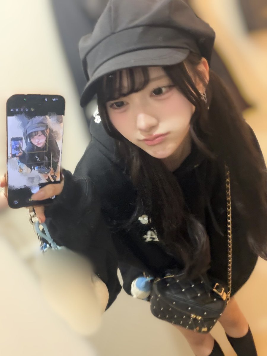 ayase_kotori_'s tweet photo. 最近黒しか着てない^-𖥦-^🖤 #RainTree https://t.co/2NNtrCFv0A