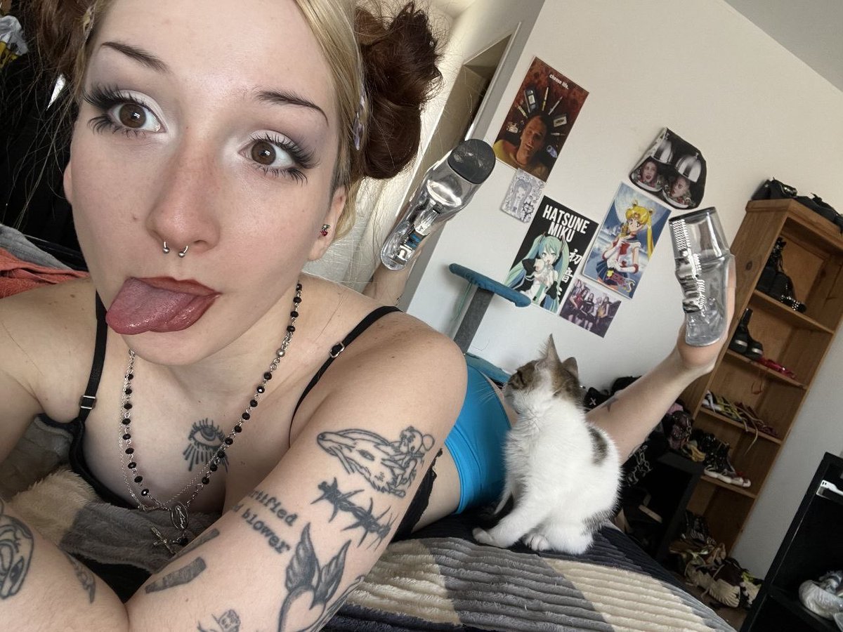 LucyRedQueen's tweet photo. someone being obsessed with me sounds kinda cute rn https://t.co/nN8BdjycfL