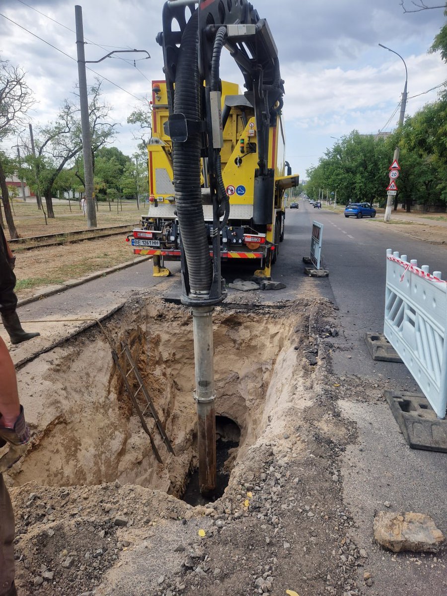 khvl_info's tweet photo. 🚧 У Миколаєві замінюють аварійний каналізаційний колектор

На вул. Ігоря Бедзая через руйнування бетонної труби провалився ґрунт. Її замінять пластиковою, стійкою до газової корозії. 

Термін служби - до 50 років.

📌 Джерело: "Миколаївводоканал" https://t.co/KwT5pv7sAx
