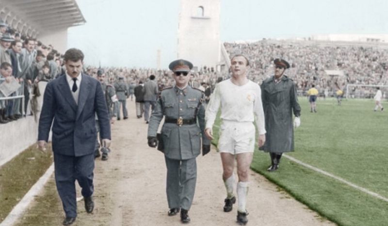 Valores1949UDLP's tweet photo. Di Estefano es escoltado tras ser expulsado en el Estadio Insular. 

Fue su única expulsión en la liga, tras un enfrentamiento con Beneyto. https://t.co/mER2UkPbgF
