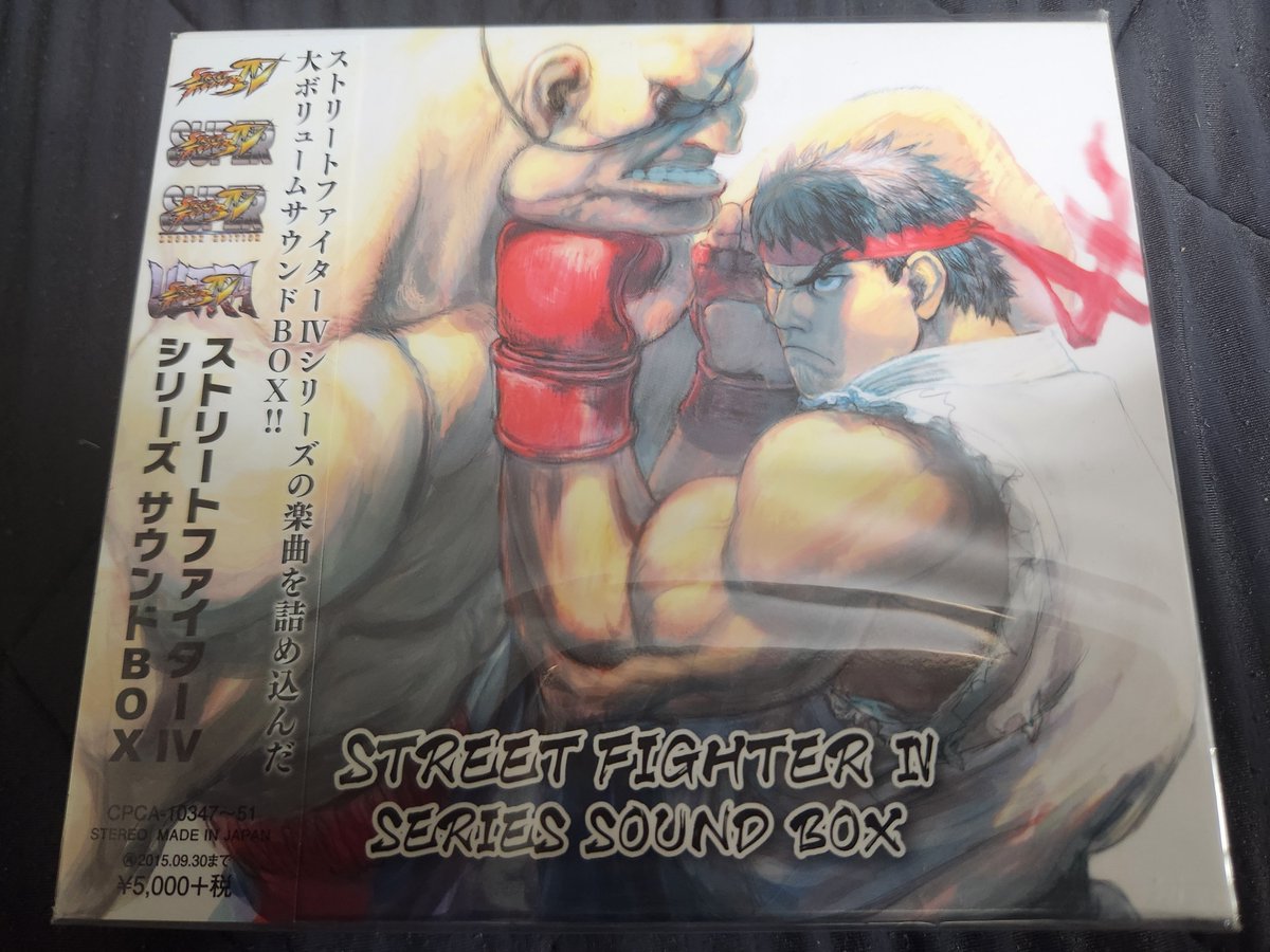 GAMERsHEAVEN_'s tweet photo. #ゲーマーズヘブン

DJがオススメしたい！
ゲーム音楽CD紹介

「ストリートファイターⅣシリーズサウンドBOX」

本作は2007年に約９年ぶりにリリースされたストリートファイターシリーズのナンバリングタイトル。
ビジュアルはドット絵から3Dモデルになりプレイアブルキャラはスト２からは勿論、ZEROシリーズや３等の過去作から参戦し前作の１９人から４４人と２倍以上のキャラ数に。

各キャラクターはメインテーマ楽曲が用意されており、どのキャラも（大体は）参戦元作品の楽曲のアレンジなので過去作経験者の方はストⅣ未経験でも聴いてみれば非常に馴染みの深いメロディが多いはず。

作編曲は鬼武者２やアルカプ３を担当した澤村秀行氏。

前作スト３のジャズやヒップホップ系の楽曲から一変し、シンセサイザーサウンドによるエレクトロ調な音色に様々な楽器を組み合わせた非常に幅の広い表現で構成されている。
ストシリーズは作品毎に楽曲ジャンルが大きく変わるのだが、それら過去作品の元楽曲のメロディラインやキャラのイメージを崩さず且つ大胆なアレンジや新しい展開を入れ、ほぼ全曲「ストⅣの楽曲」として綺麗に纏めきっており、通しで聞いても（一部キャラのテーマを除き）浮いている曲がほとんどない。
纏ってはいるがどれも一辺倒な曲調ではなく様々な展開でどの曲も非常に個性のある楽曲に仕上がっておりどのアレンジも新鮮に楽しめる内容となっている。

また本シリーズの非常に秀逸な点で大声を出して広めたいのが
「過去作アレンジだけでなくストⅣオリジナル曲が超名曲揃い」
という部分である。

この手の過去作BGMアレンジてんこ盛りの作品はオリジナル曲のパンチが弱かったりパッとしないことが多々あるのだが、
ストⅣは捨て曲のような楽曲が一切なく５枚のCDに良質な楽曲がパンパンに収録されている。
スト4からの新キャラはもちろん各ステージ曲はどれも甲乙付けがたいレベルの高さなのは勿論、プレイヤーが高頻度で聴くであろうトレーニングモードやキャラセレ曲も非常に良質である。
いやほんと全曲良すぎて紹介に困る。

◯オススメ楽曲

全曲と言いたいのですが４曲に絞って紹介。

１，
スト４シリーズのメインテーマで火山ステージの楽曲
「Volcanic Rim」
激しいギターサウンドとシンセが融合した非常に熱い曲です。
スト4といえばコレという方は多いはず。

２，
ロシアステージの楽曲
「Snowy Rail Yard」
メランコリックなメロディがロシアらしさを演出しており、一度聴いたら忘れれない一曲です。

３，
みんな大好き
「sakura Theme」
ZEROのさくらアレンジ。
Ⅳのzeroシリーズアレンジ最高なんですよ。
ゲンもローズもダンも全部サイコーーー！

４,
SFシリーズの名曲といえばコレ
「cammy Theme」
スパ2X勢が生涯で一番聞いた曲。
キャミィのクールなイメージをストⅣに落とし込んだかっこいい名アレンジです。
ところでそんな足場で戦ってて大丈夫ですか。

注意点としてBOXとは別にストⅣ無印のオリジナルサウンドトラックが発売されており、そちらは無印の一部楽曲しか収録されてません。
代わりにエグザイ◯の例の楽曲はBOXには収録されておらずオリサンに収録されてます。

AEやスパ4やウル4で追加された楽曲はBOXに収録されてますので◯グザイルが目当てでなければサウンドBOXの購入をおすすめします。